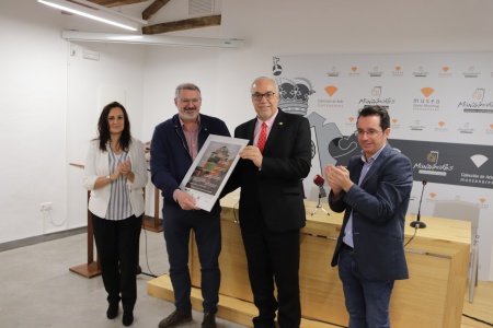 El alcalde entregó el reconocimiento al director de la fábrica Rivulis