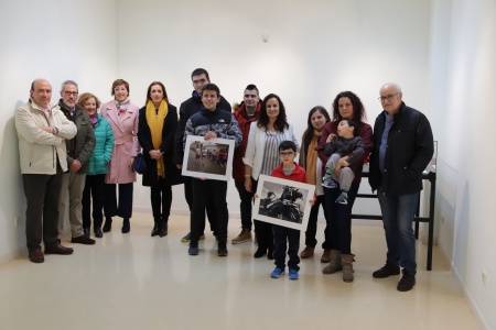 Foto conjunta de premiados con organización y familiares