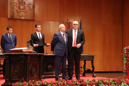 Jerónimo Romero-Nieva junto a Julián Nieva en su toma de posesión como concejal de UCIN en junio de 2019