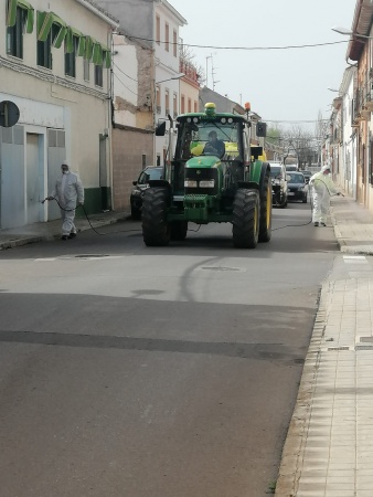 Agricultores de Manzanares han puesto a disposición su maquinaria para estas tareas