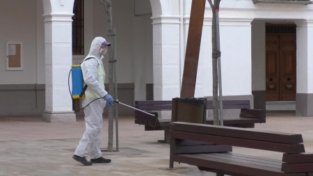 Desinfección de mobiliario urbano en Manzanares