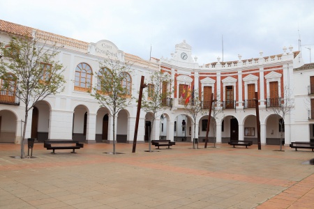 Exterior del Ayuntamiento de Manzanares este lunes 30 de marzo