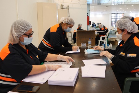 Voluntariado de Protección Civil preparando el reparto de mascarillas