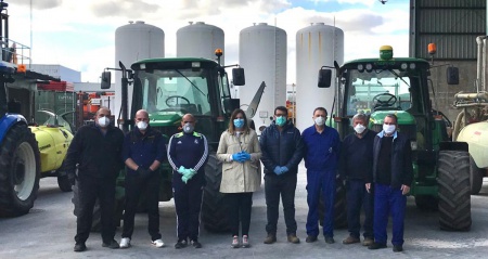 Agricultores encargados de la desinfección de calles con la concejala Isabel Díaz-Benito