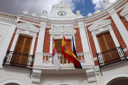 Fachada del Ayuntamiento de Manzanares con las banderas a media asta