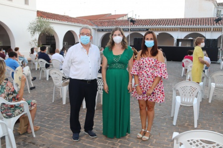 Candi Sevilla junto a África Crespo y a Prado Zúñiga antes de la presentación del libro