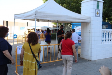 Control de temperatura y desinfección de manos a la entrada del mercadillo