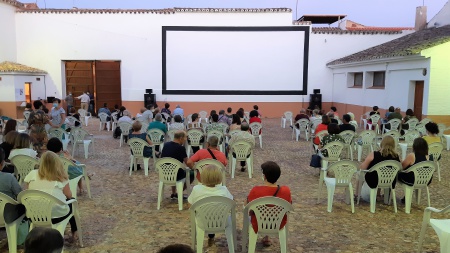 Aspecto del cine de verano antes de una proyección a comienzos de julio