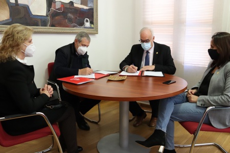Firma convenio de colaboración 2020 Cáritas Interparroquial de Manzanares-Ayuntamiento de Manzanares