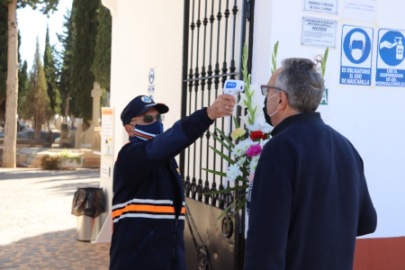 Control de temperatura a la entrada del cementerio