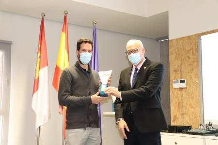 Noel Caba recibe el premio del VIII Concurso Emprende de manos del alcalde de Manzanares