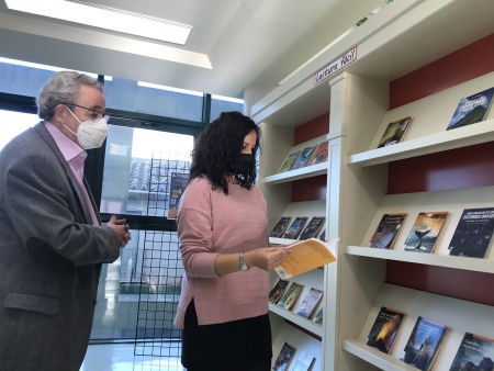 Candi Sevilla y Prado Zúñiga en el punto de lectura fácil de la biblioteca