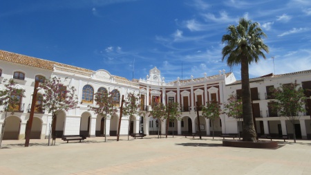 Plaza de la Constitución con el Ayuntamiento al fondo