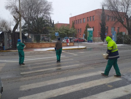 Operarios municipales esparcen sal en los accesos al hospital