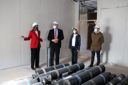 Visita a las obras de una de las aulas en fase de aislamiento acústico