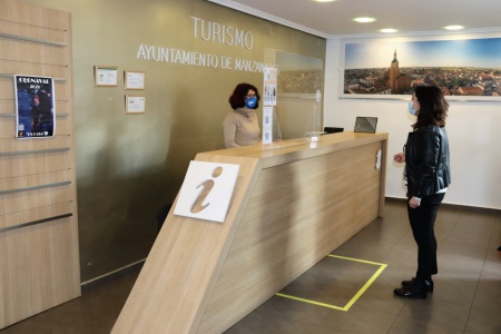 La concejala de Turismo dialoga con la técnica de la Oficina