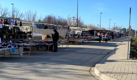 Puestos del mercadillo en la calle Víctimas del Terrorismo