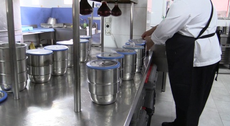 Preparación de los termos con las comidas en el restaurante Saga