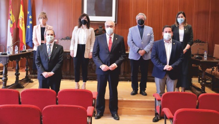 Foto conjunta en el Salón de Plenos