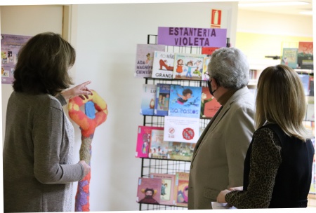 Estantería Violeta Juvenil en la BPM Lope de Vega