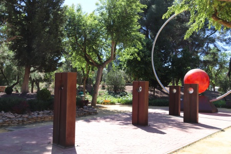 Paseo del sistema solar en el parque de Julián Gómez-Cambronero