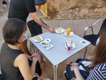 Terraza de un bar de Manzanares en imagen de archivo