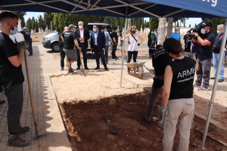 El alcalde ha visitado los trabajos de exhumación