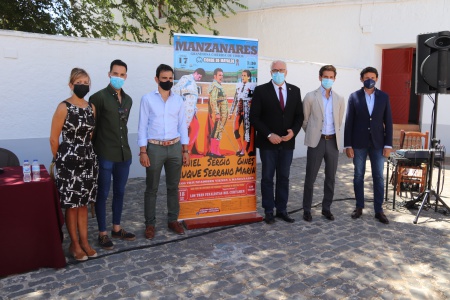 Participantes en la presentación junto al cartel de los festejos