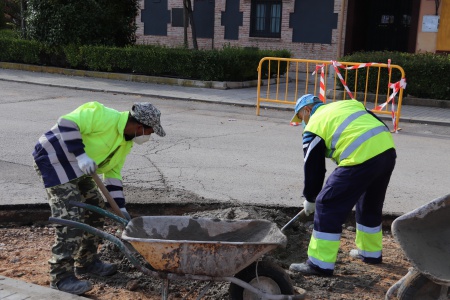 Personal de planes de empleo en obras de mejora de la ciudad