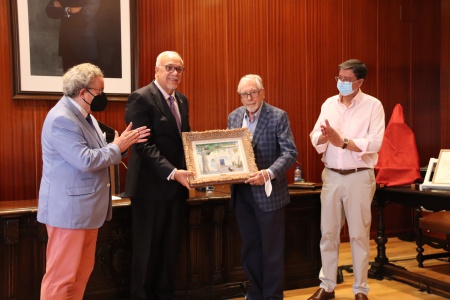 Rafael Botí Torres entrega el cuadro de su padre al alcalde de Manzanares