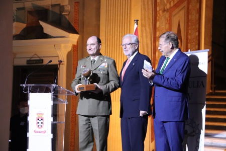 La UME recibió el galardón de Tertulia XV