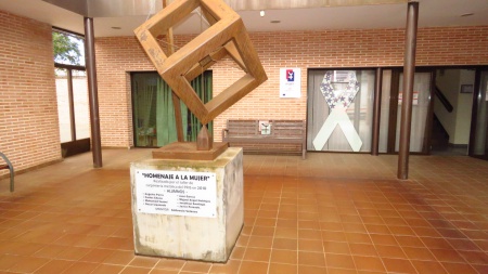 Patio de entrada del Centro de la Mujer