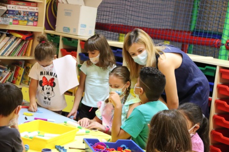 Laura Carrillo durante una visita a la ludoteca municipal