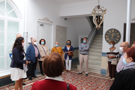 Prado Zúñiga recibe a uno de los grupos en el patio interior del museo