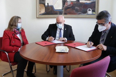 Firma del convenio entre el presidente provincial de la AECC y el alcalde de Manzanares