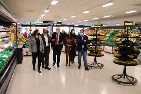 Recorrido del alcalde y miembros del equipo de gobierno por el nuevo supermercado