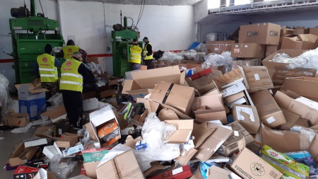 Trabajos de selección y prensado de cartón en el taller de Cáritas