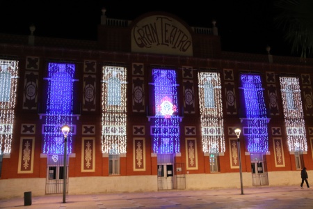 Fachada del Gran Teatro con su iluminación navideña