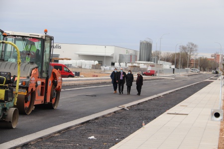 Visita a las obras de asfaltado del vial del Sector 5