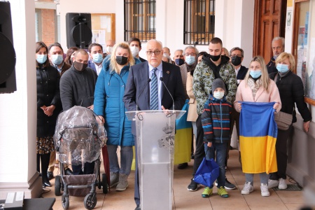 Intervención del alcalde junto a familias ucranianas y representantes de la Corporación