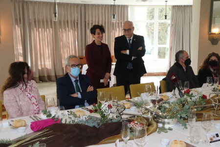 Lilian Ferral junto al alcalde de Manzanares