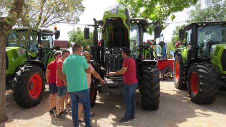 Un expositor atiende a visitantes en Fercam 2019