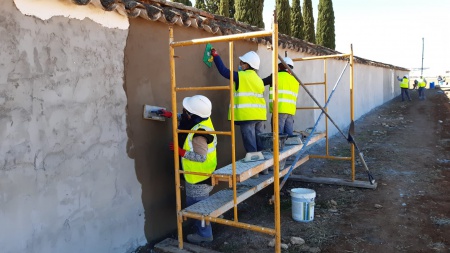 Arreglo de los muros del cementerio en la anterior edición del taller