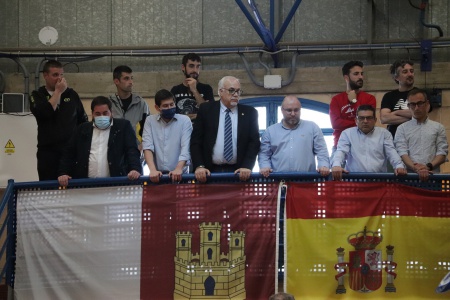 Julián Nieva en el palco del pabellón 'Antonio Caba'