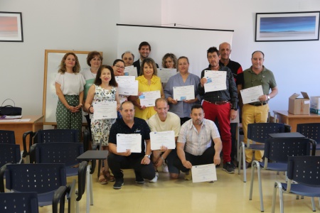 Participantes en el curso con sus diplomas