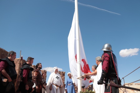 Inicio del izado de la bandera Calatrava