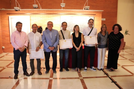 Ganadores con sus diplomas junto a miembros de la Corporación Municipal