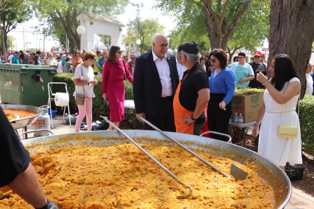 El alcalde saluda a uno de los cocineros encargados de elaborar la paella gigante