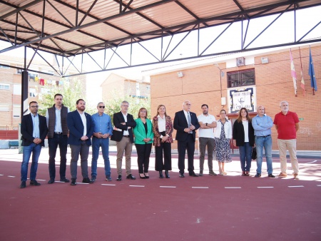 Foto conjunta con autoridades en la visita a la nueva pista deportiva