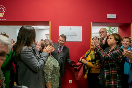 El presidente regional descubre una placa conmemorativa